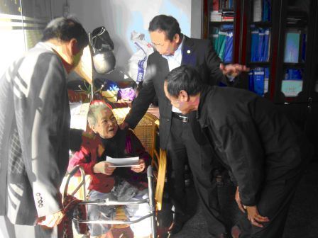 Sở Xây dựng tỉnh Kon tum thăm, chúc tết và tặng quà xã kết nghĩa Tê Xăng, Mẹ Việt Nam anh hùng và cán bộ hưu trí của Ngành nhân tết Giáp ngọ